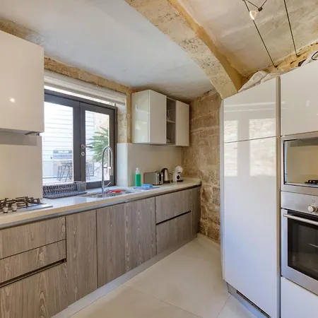 3br Townhouse With Private Pool And Bbq Birkirkara